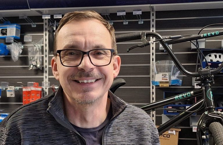Stefan Stark, Inhaber des Geschäftes Fahrrad.Stark in Greifswald, Der Geschäftsinhaber trägt eine Brille und lächelt in die Kamera. 