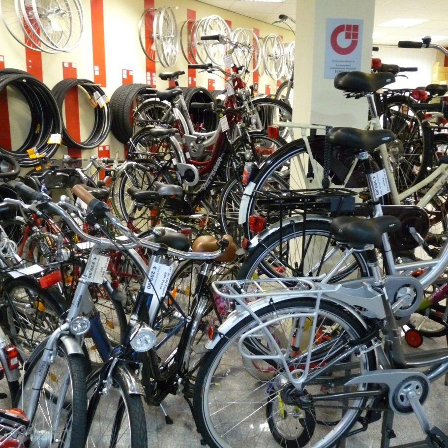 Fahrräder vor einer Wand mit Fahrradfelegen und Fahrradreifen