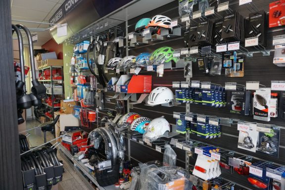 Eine Wand mit Fahrradhelmen und Ersatzteilen