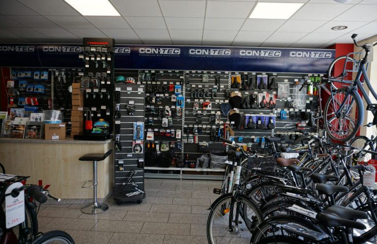 Eine Wand mit Fahrradzubehör und Ersatzteilen