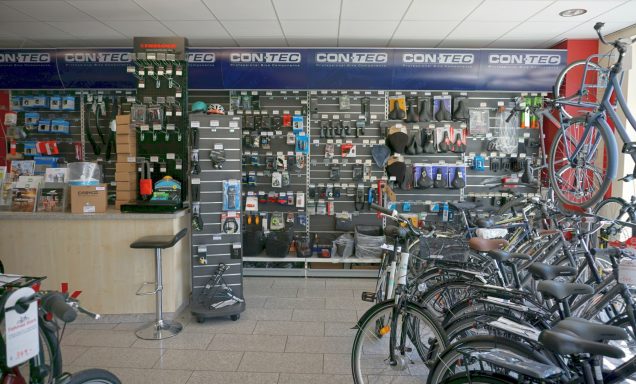 Rechte neben dem Verkaufstresen befindet sich eine Wand mit Ersatzteilen von Contec