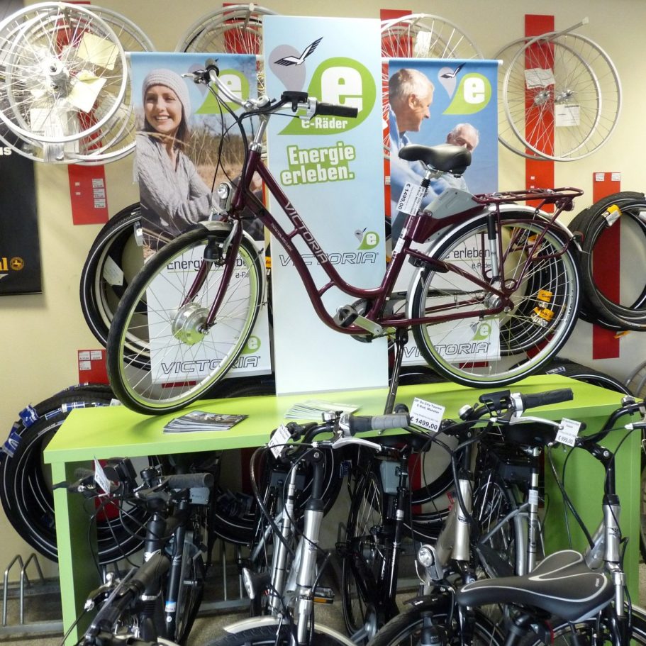 Fahrräder vor einem Werbebanner für E-Bikes