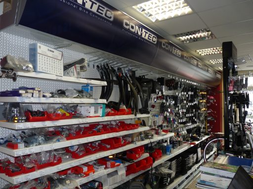 Ein Verkaufsregal mit vielen Ersatzteilen. 