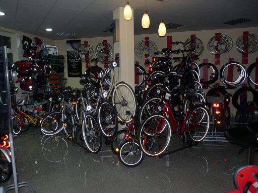 Fahrräder und Reifen sind im Verkaufsraum von Fahrrad.Stark