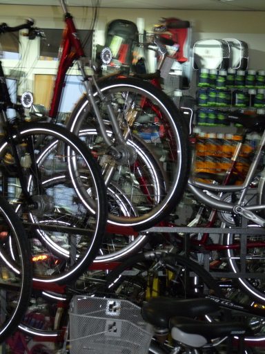 Reflektionsstreifen an den Rädern von mehreren Fahrrädern leuchten.