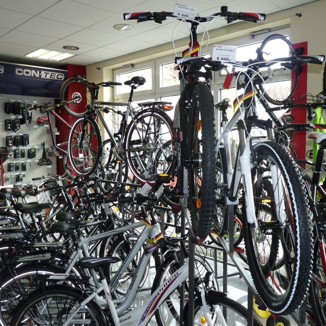 Zahlreiche Fahrräder werden auf Verkaufsständern präsentiert